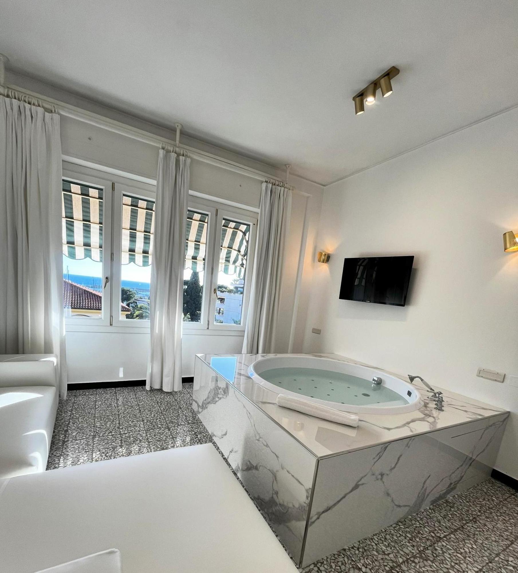 Hotel Eveline 2 - Piscina Privata O Jacuzzi à San Remo Extérieur photo